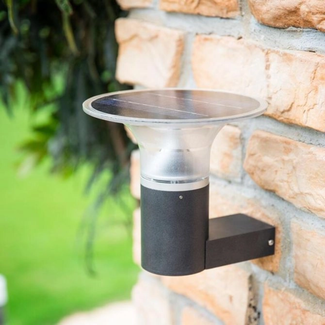 Helios PRO solcelledrevet vegglampe