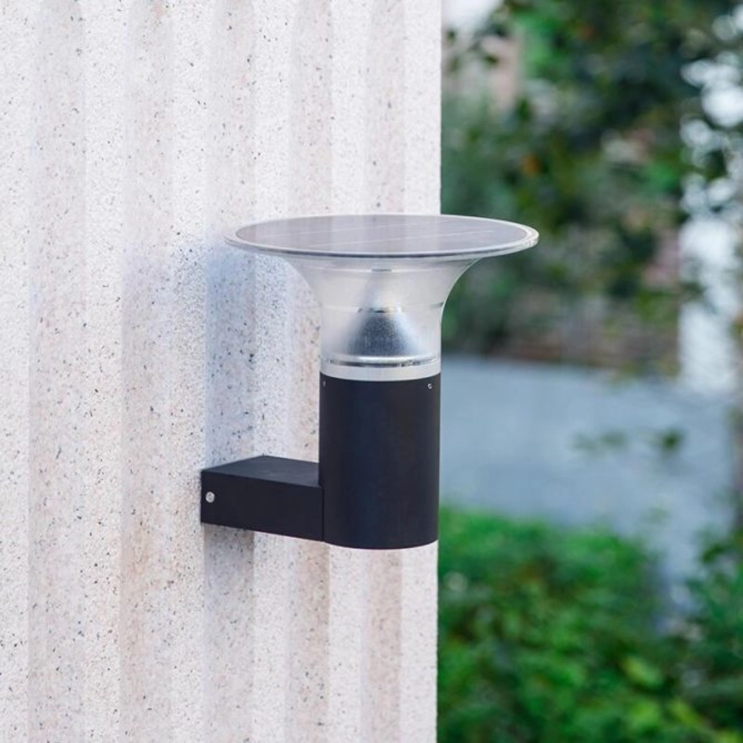 Helios PRO solcelledrevet vegglampe